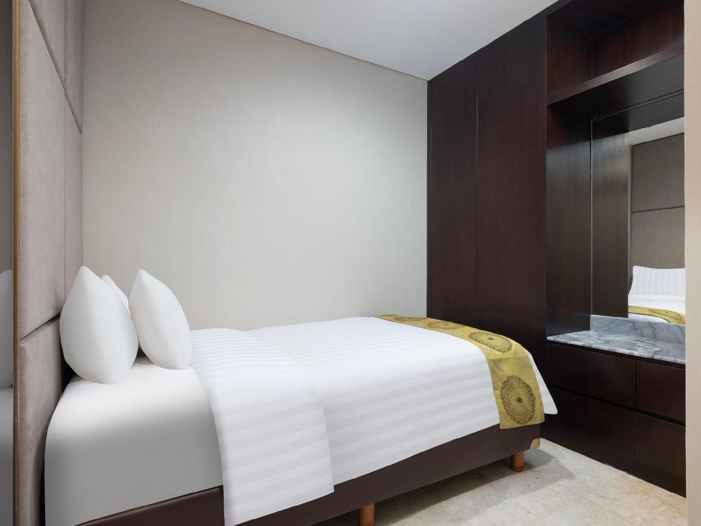Family Suite, 1 King and 1 Single Beds, Pool View