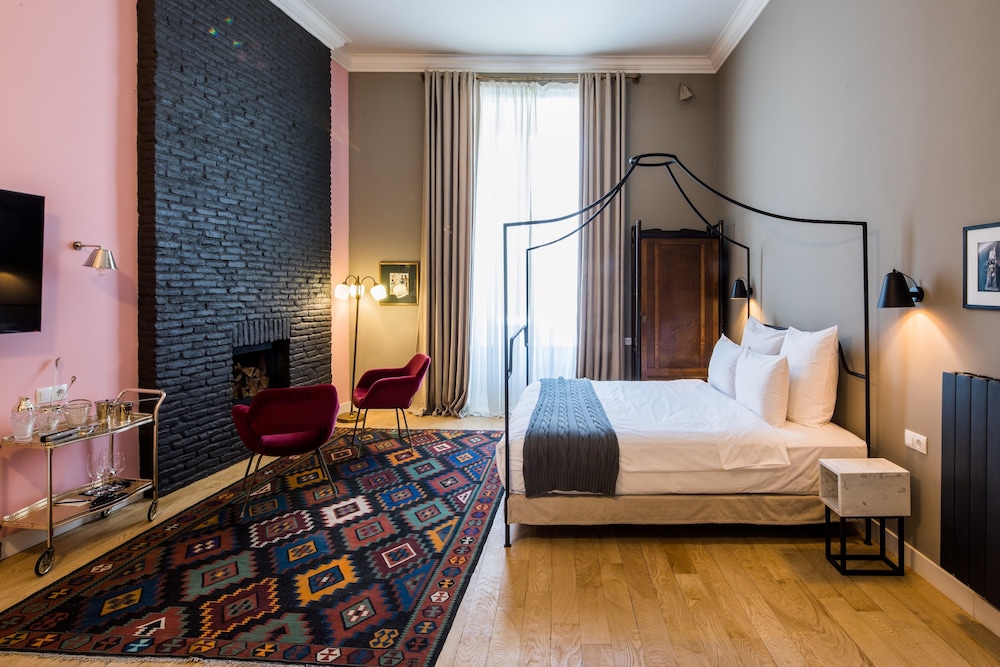 FAMILY SUITE, KING BED, KITCHENETTE