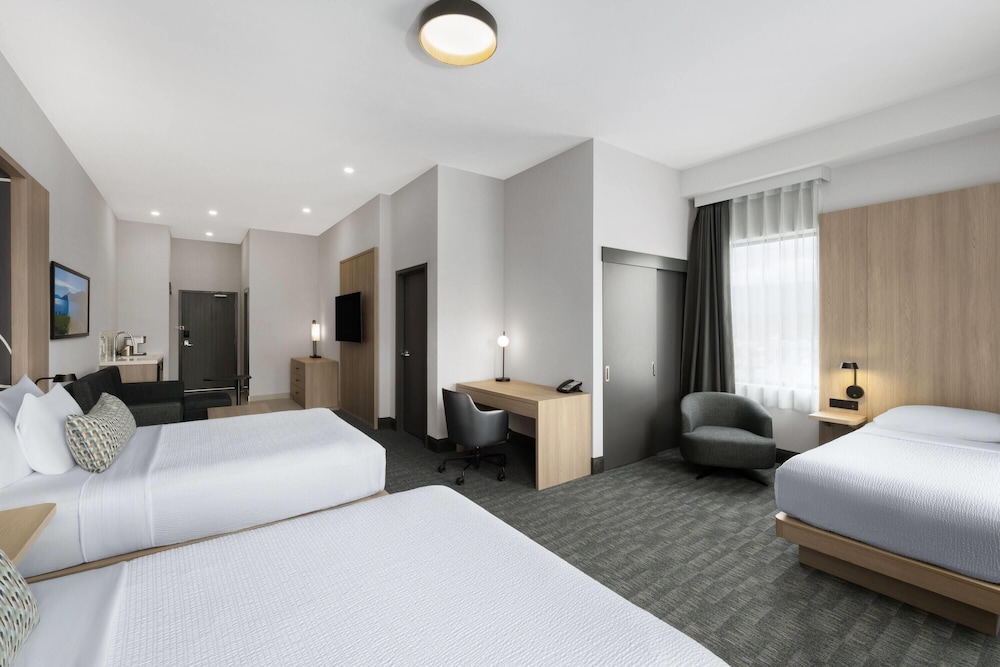 La Quinta Inn & Suites by Wyndham Kelowna BC 16/51
