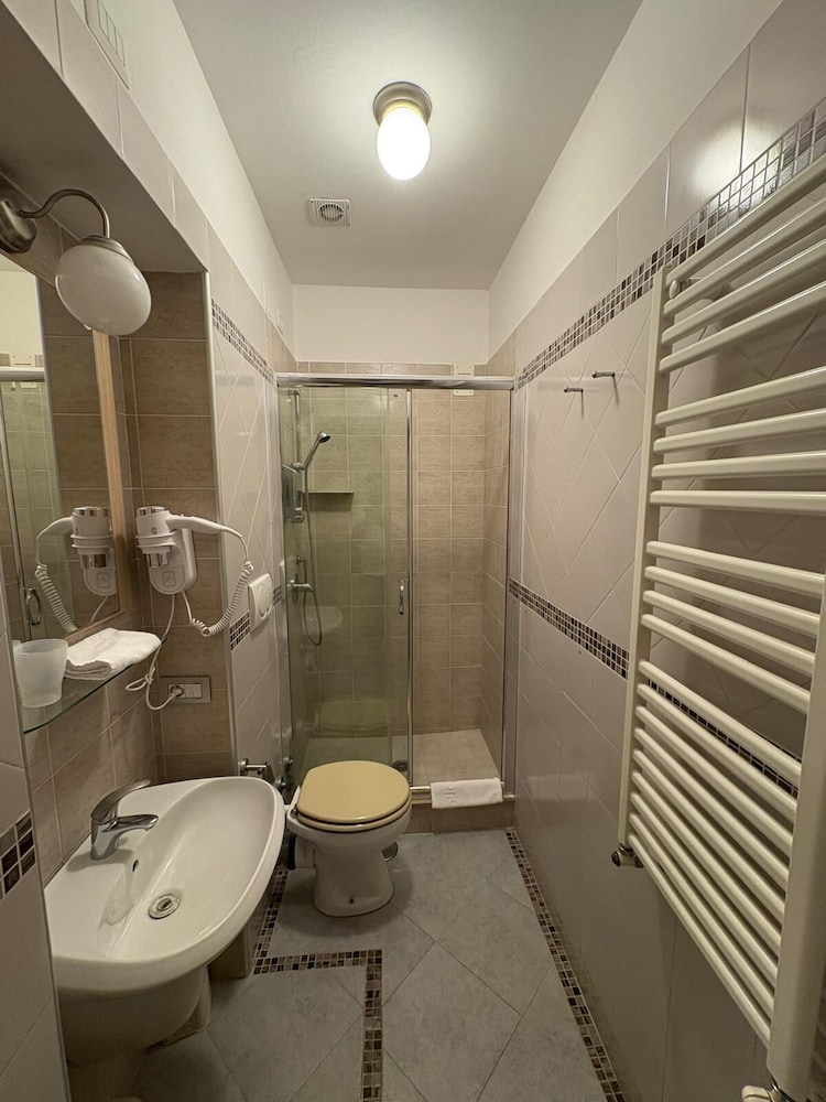 Elide Hotel 43/49