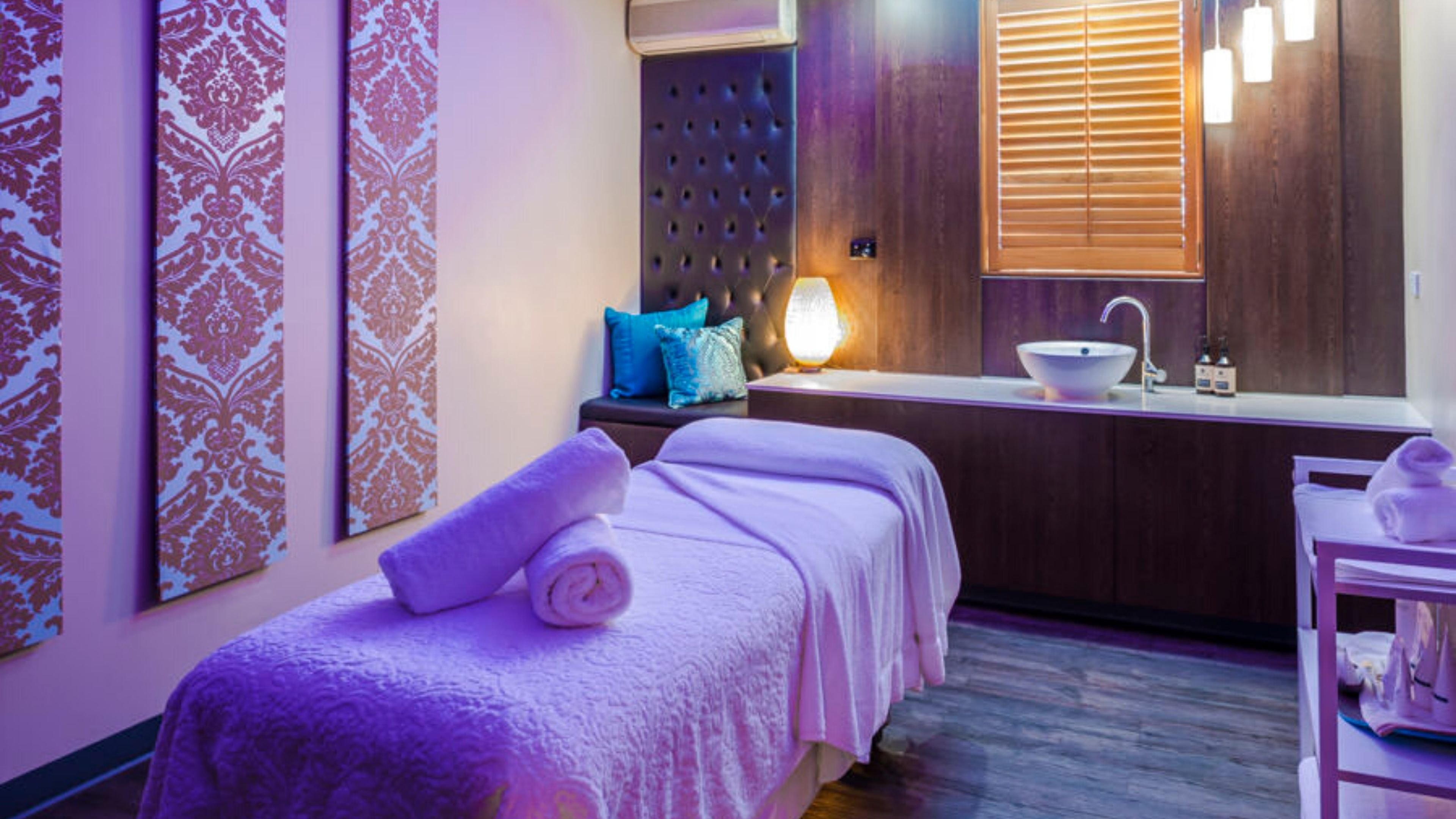 CROWNE PLAZA HAWKESBURY VALLEY 12/65