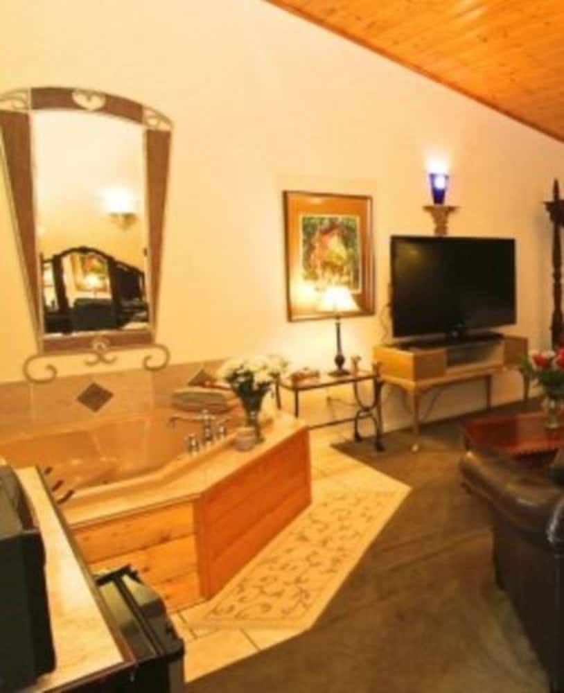 Echo Canyon Manor 45/76