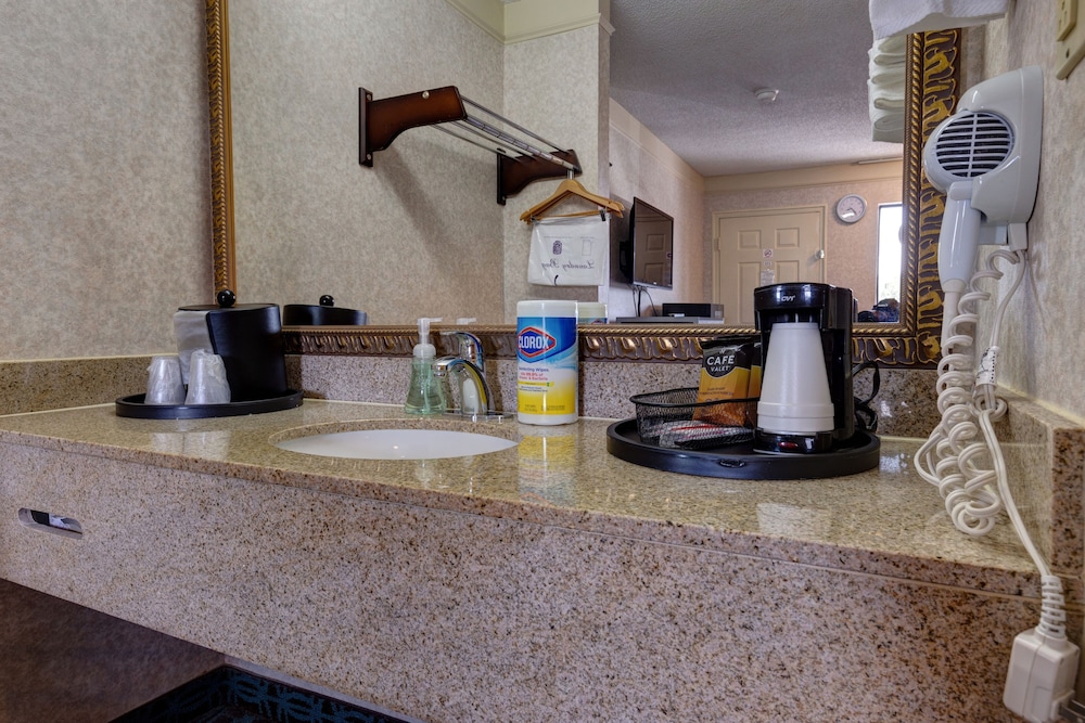 Deluxe Inn Fayetteville 54/61