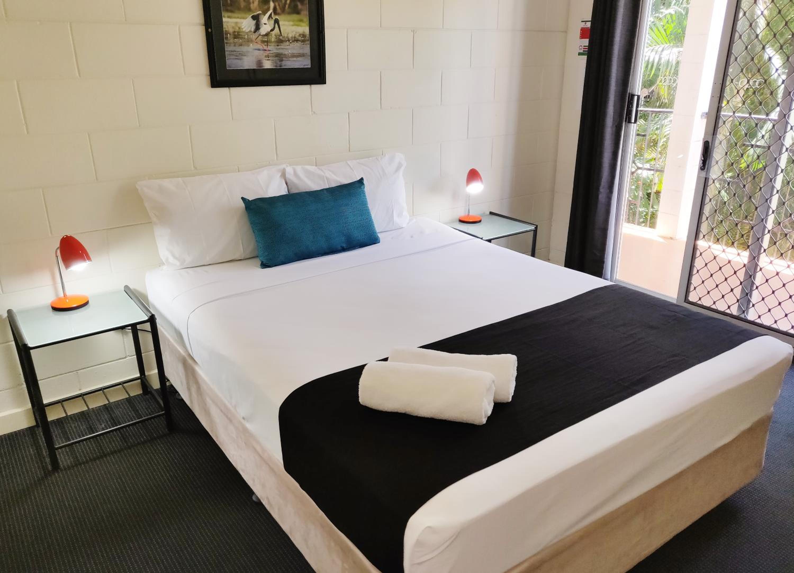 Motel, Queen Bed