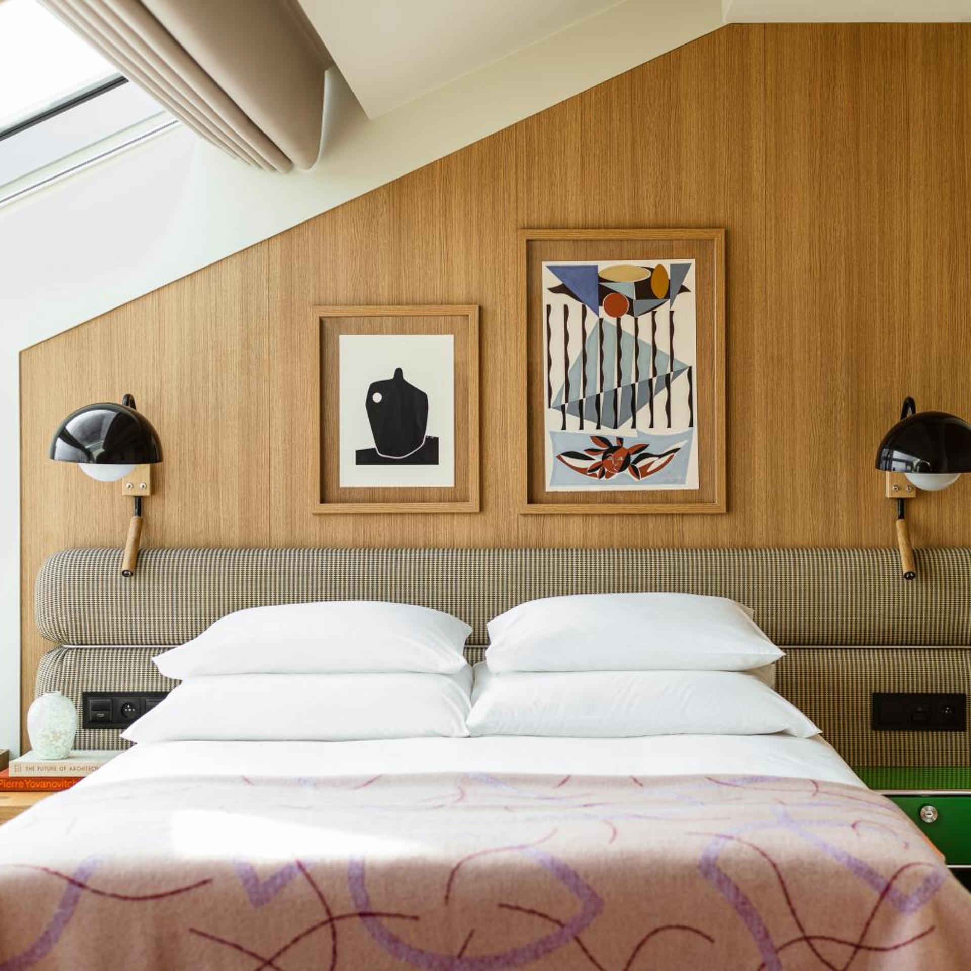 DELUXE, DOUBLE BED