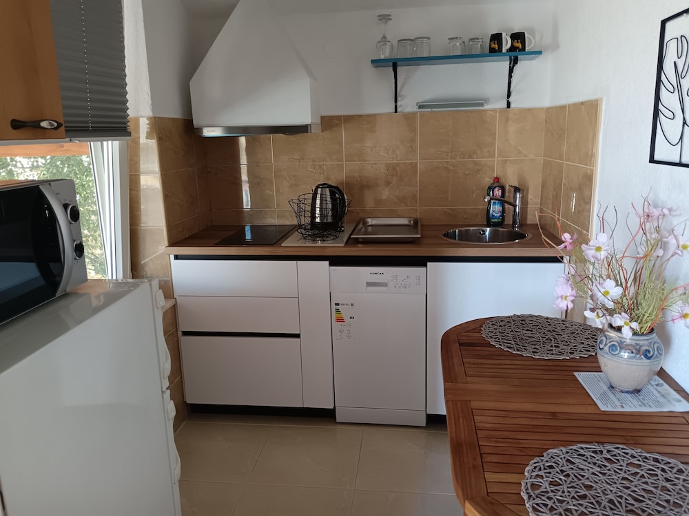 APARTMENTS MORETA 3/50
