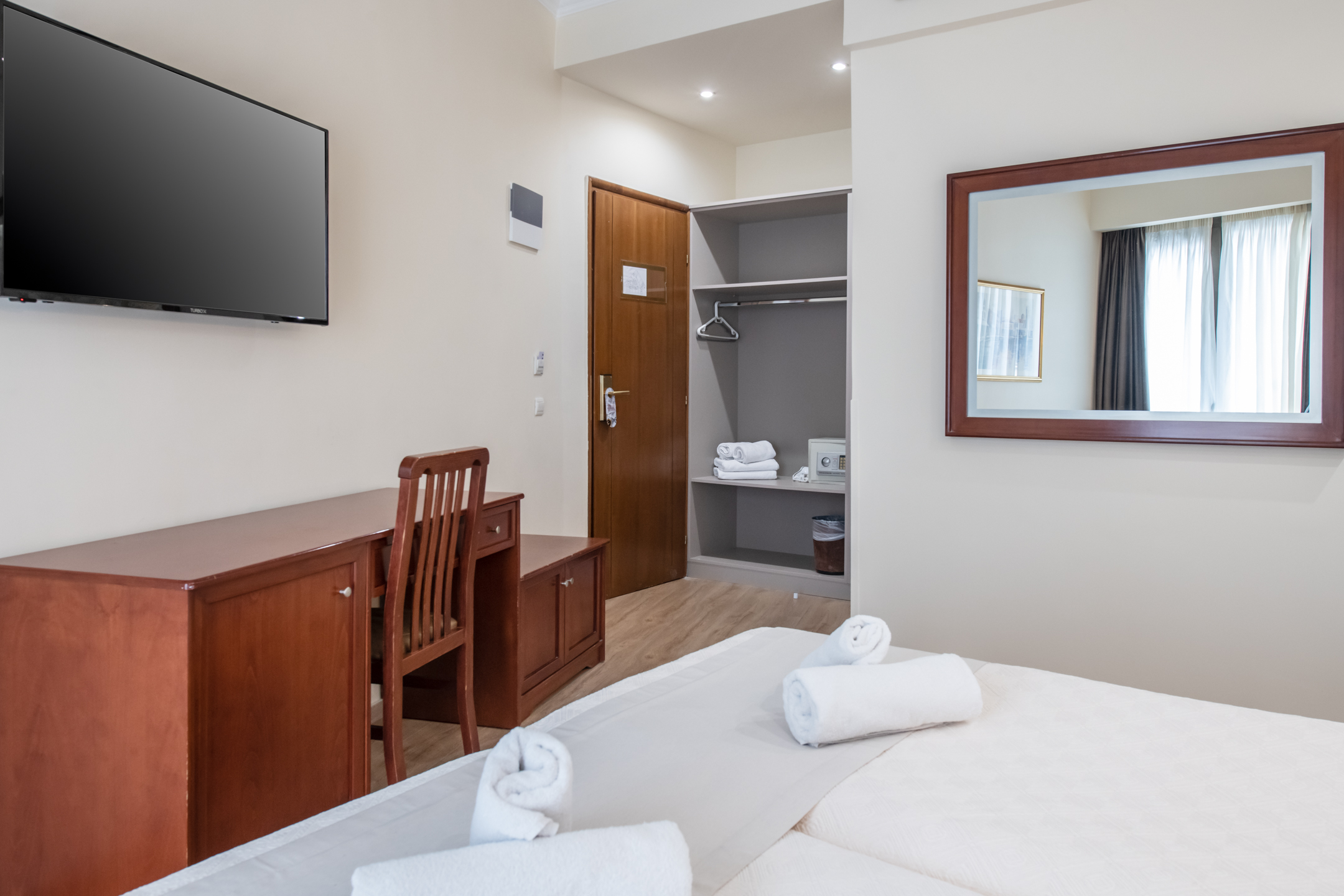 ROOM, DOUBLE BED