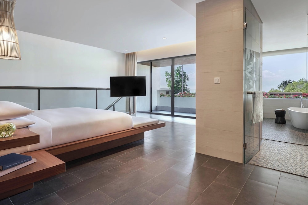 Loft, King Bed, Jetted Tub, Balcony