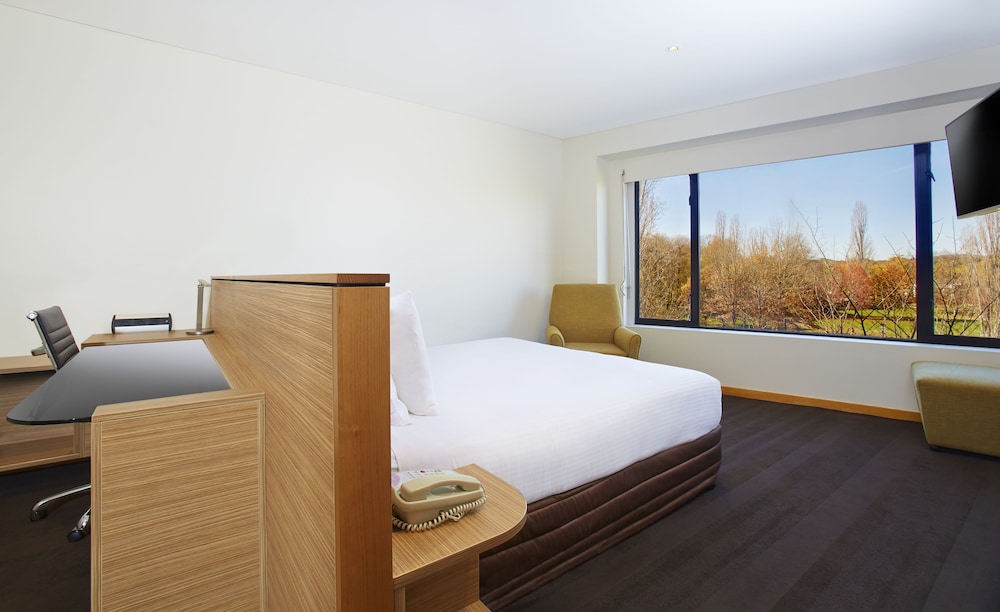 Crowne Plaza Canberra 25/81