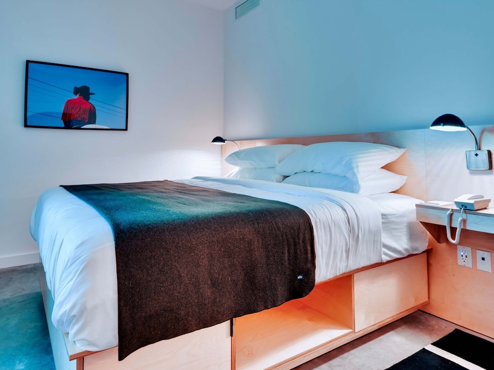 STANDARD, KING BED