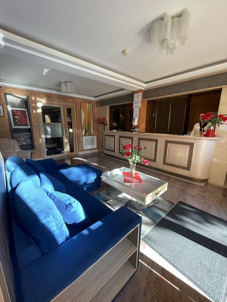 Hotel Les Cigalons 7/25