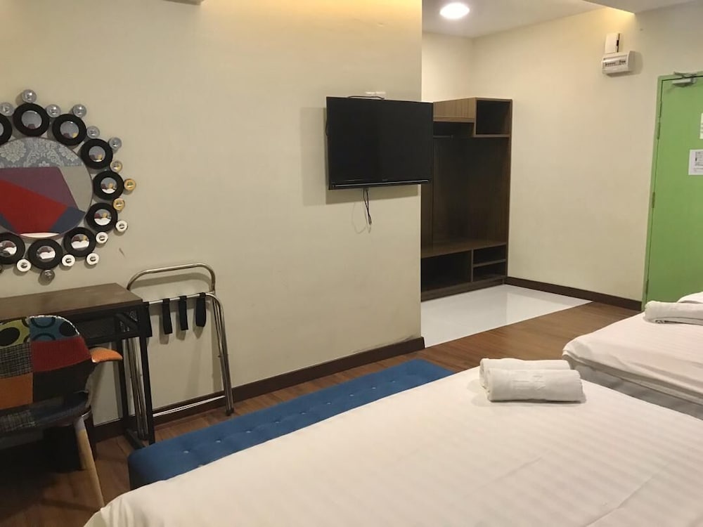 W Hotel Cemerlang 33/37