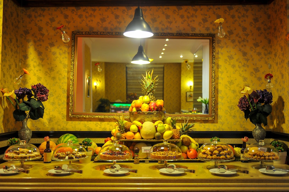 Phoenicia Grand Hotel 5/74