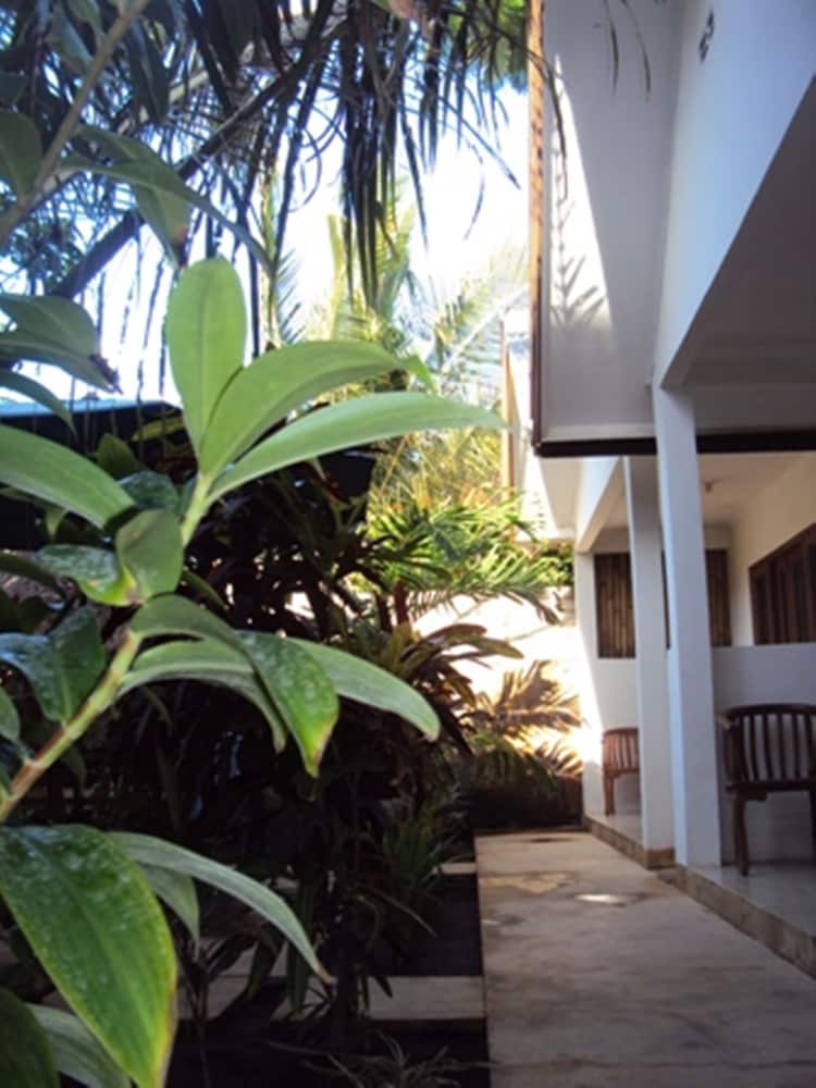 Banana Leaf Bungalows 16/23