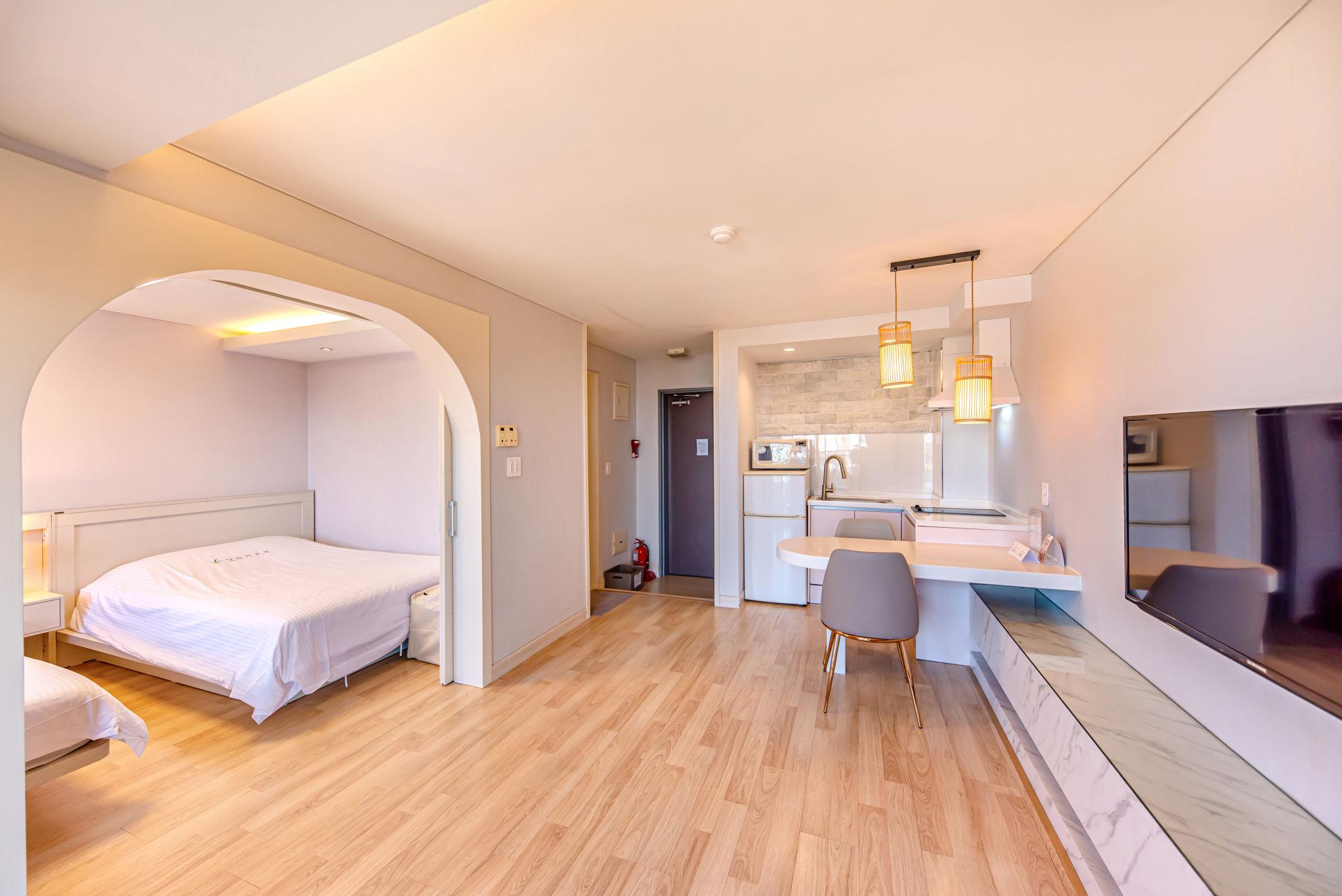 SUITE, TWIN BEDS, PARTIAL OCEAN VIEW