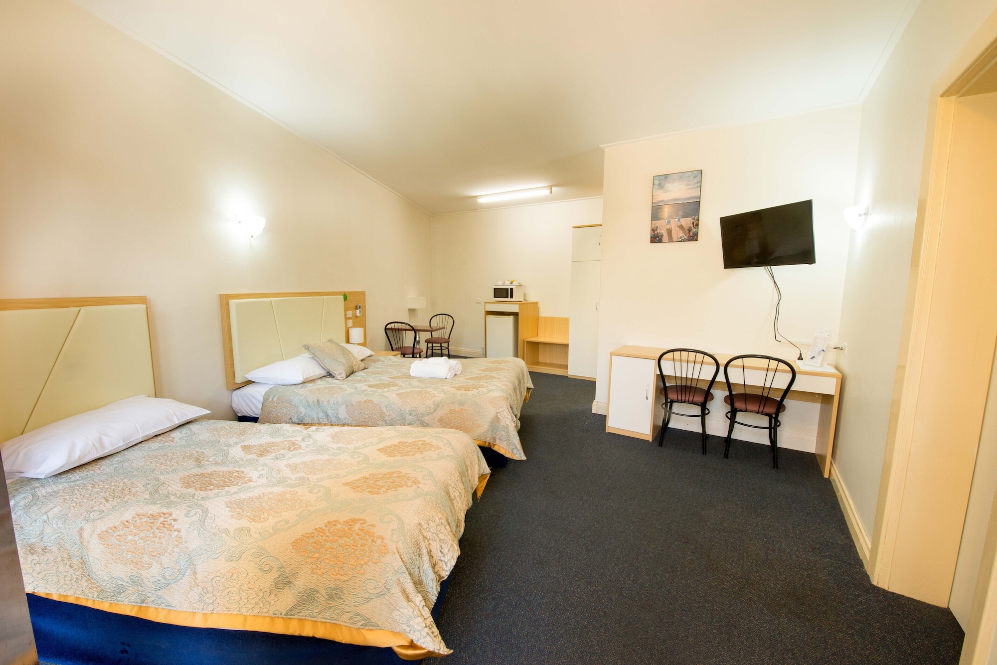 Deluxe, 1 Queen and 1 Single Bed