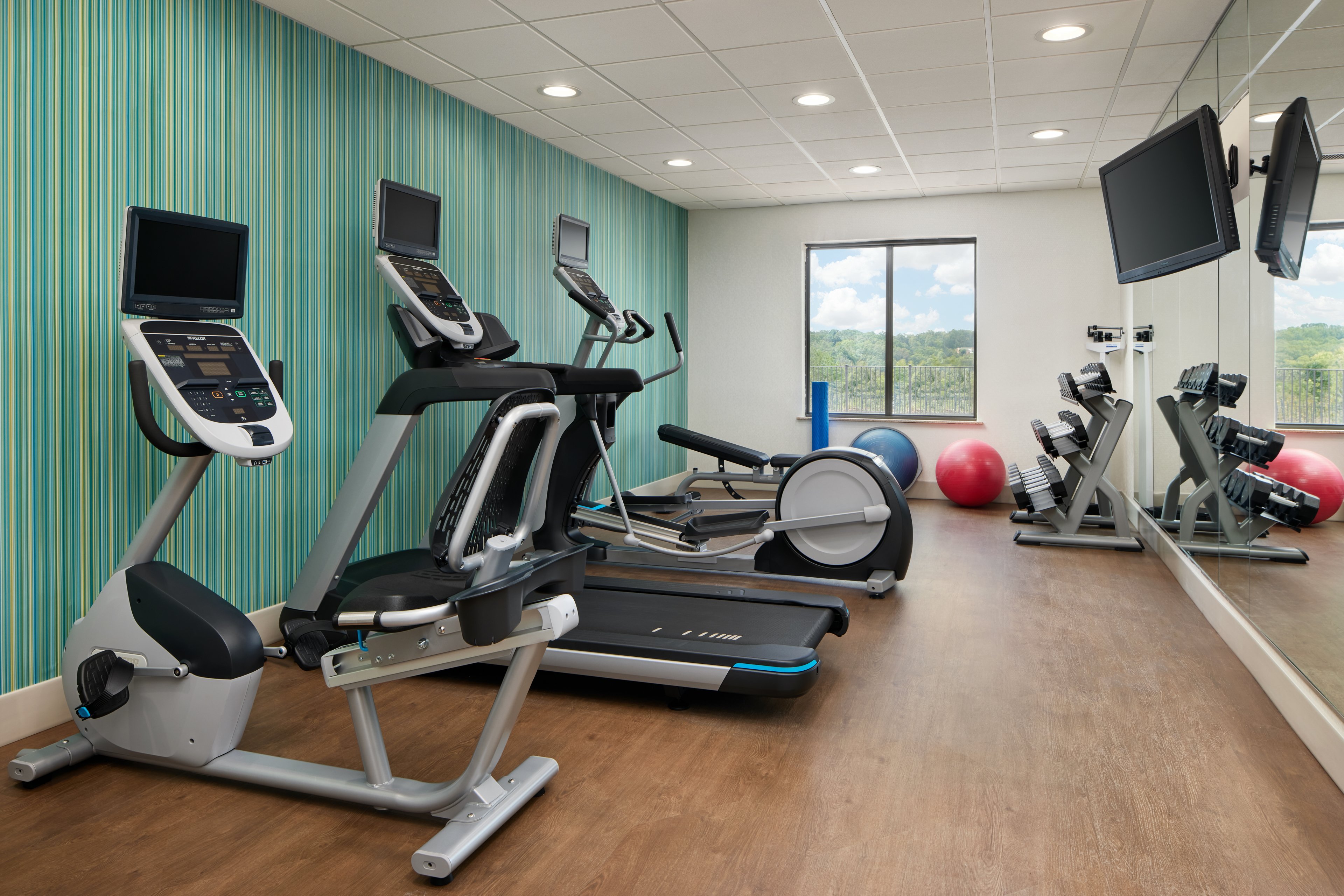 Holiday Inn Express Hotel Suites Salem 30/42