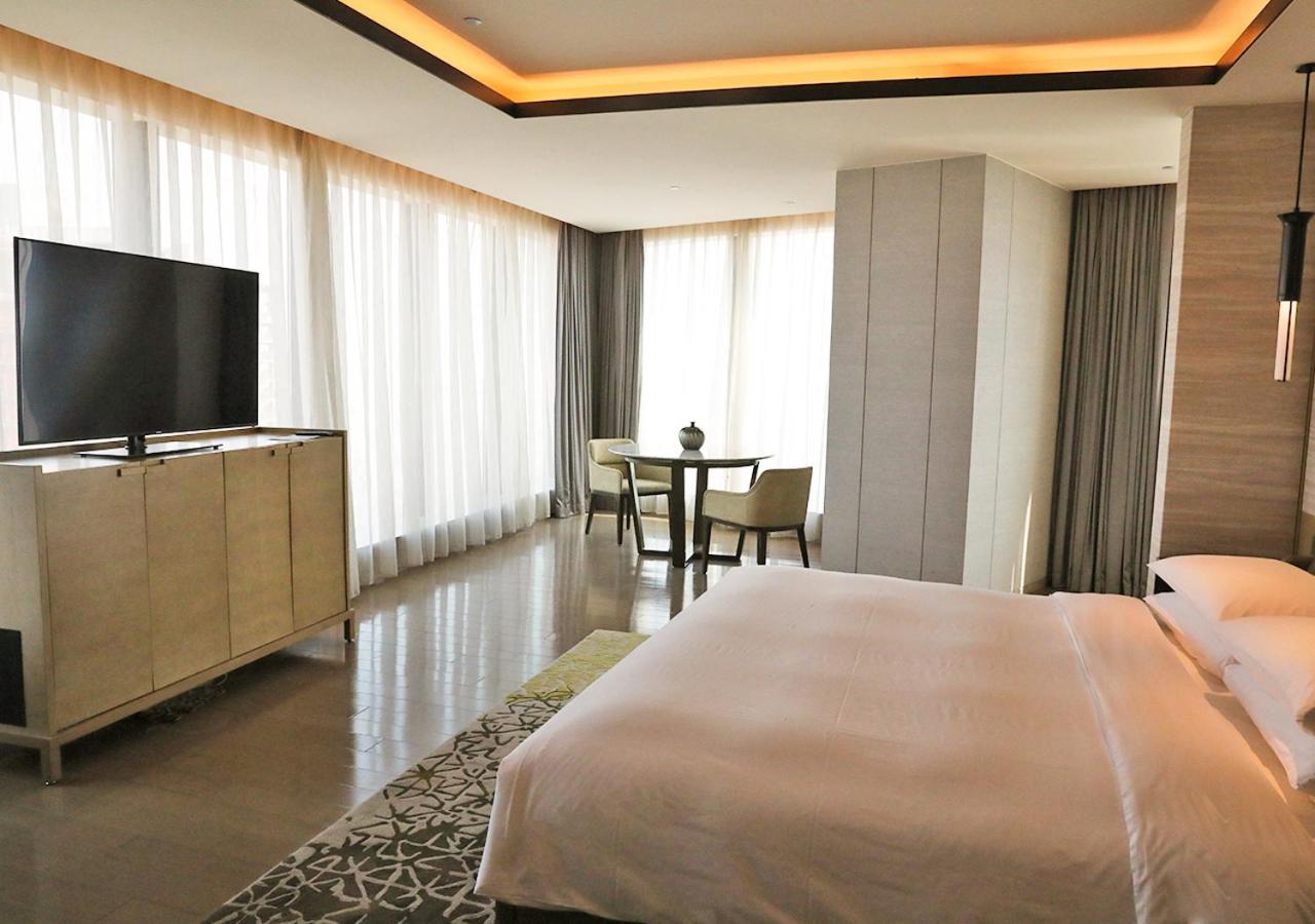 Diplomat, Suite