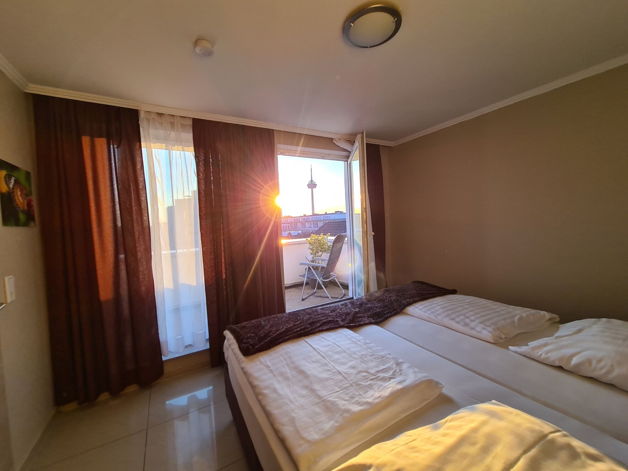 ROOM, QUEEN BED