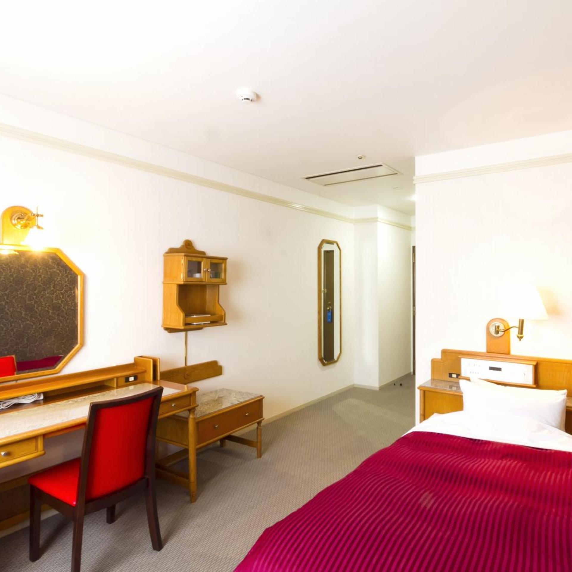 HOTEL MERIEGES 10/17
