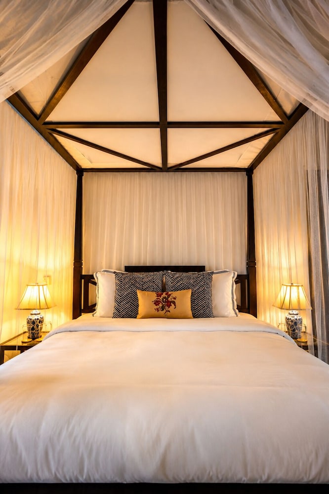 Governor, Suite, King Bed