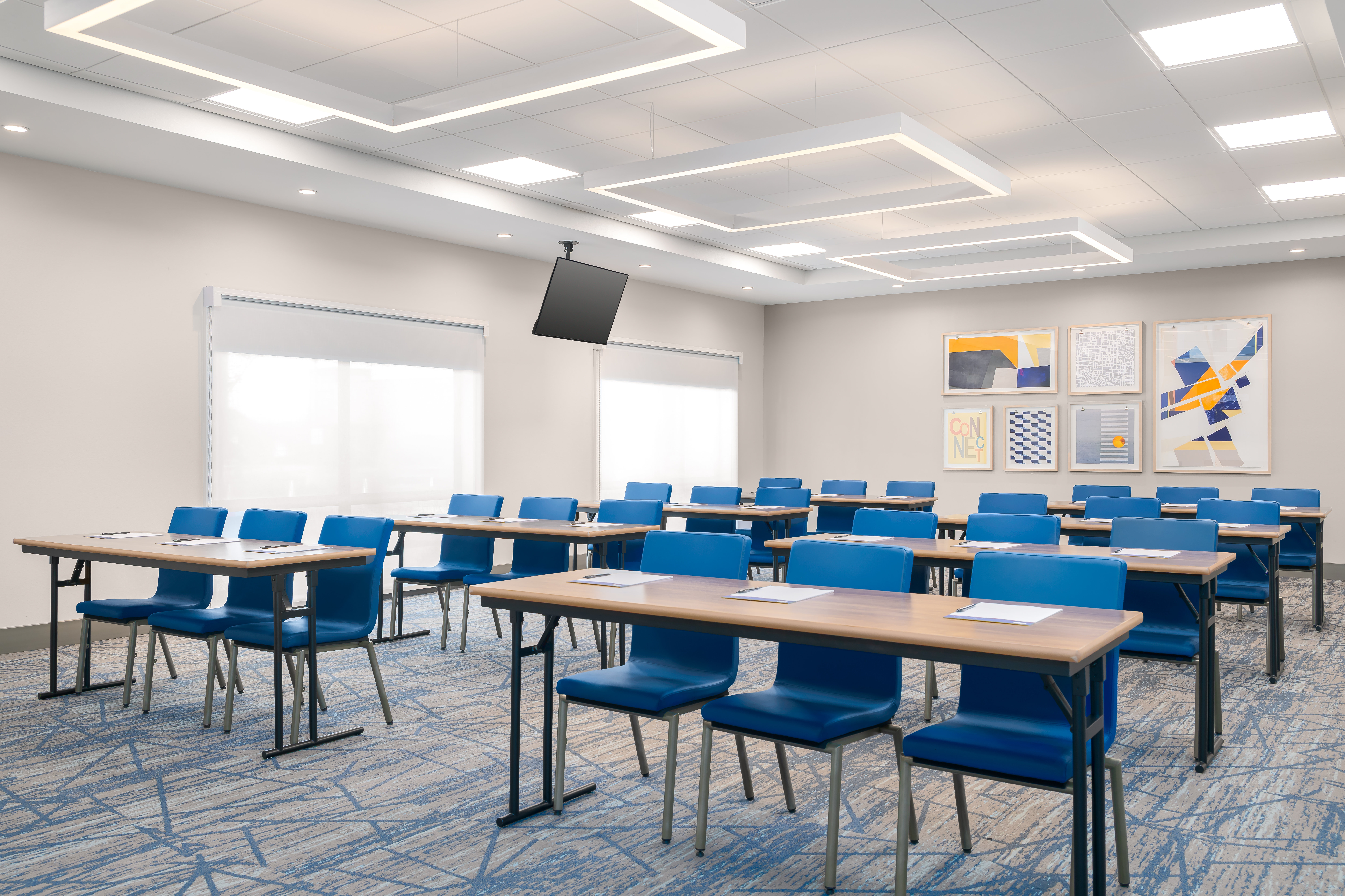 Holiday Inn Express & Suites DFW Airport Southwest Euless 53/62