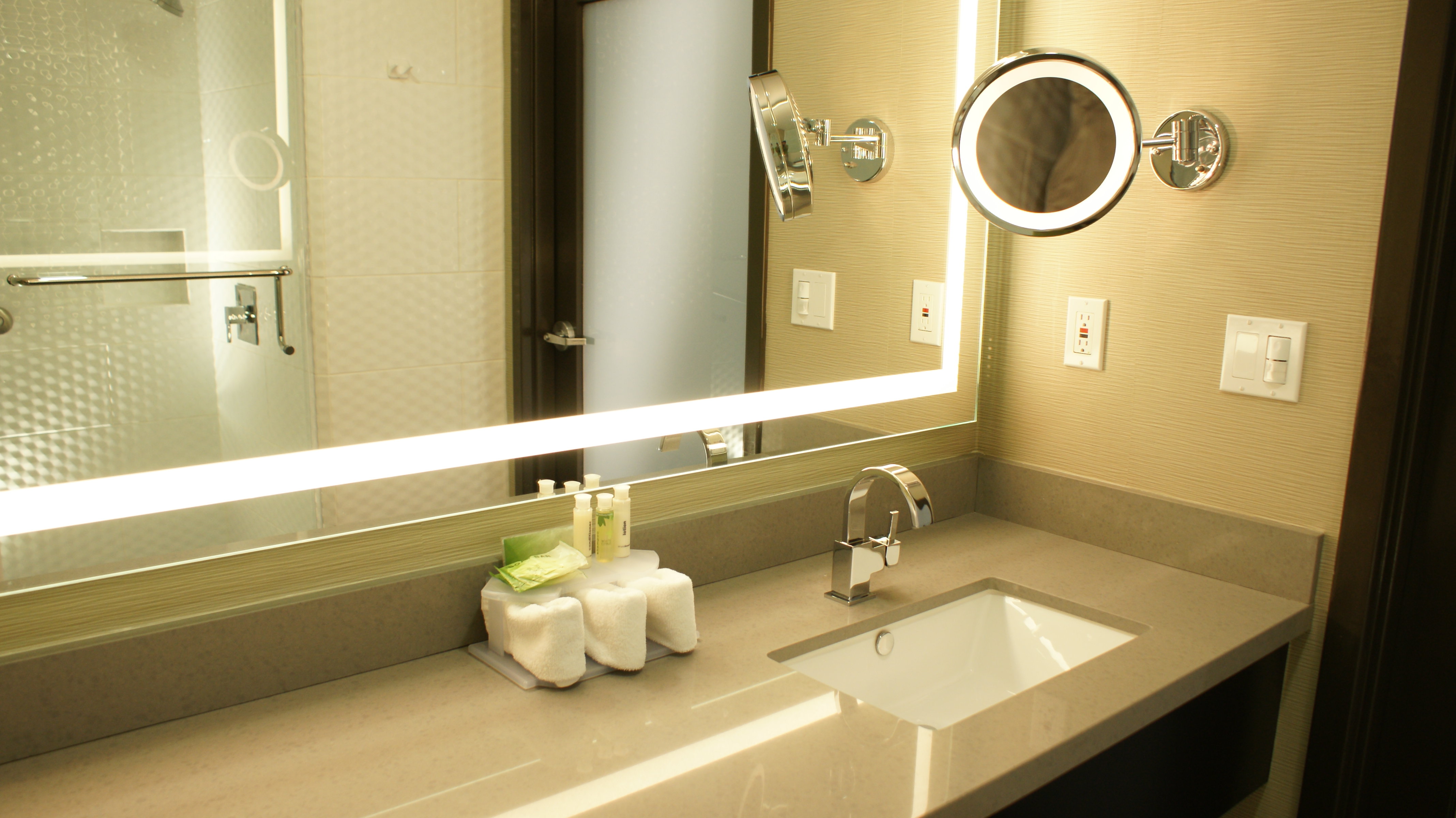 Holiday Inn Express Hollywood Walk of Fame An Ihg Hotel 63/65