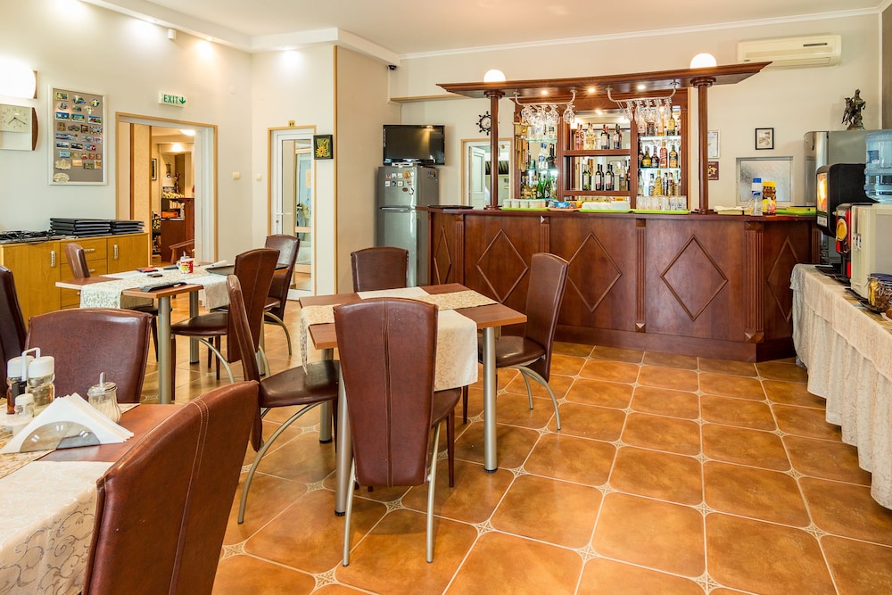 FAMILY HOTEL VENERA 37/48
