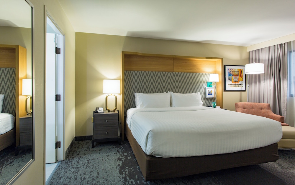 غرفة بريميوم بسرير كينج، Holiday Inn & Suites Chicago North Shore (Skokie) 2/6