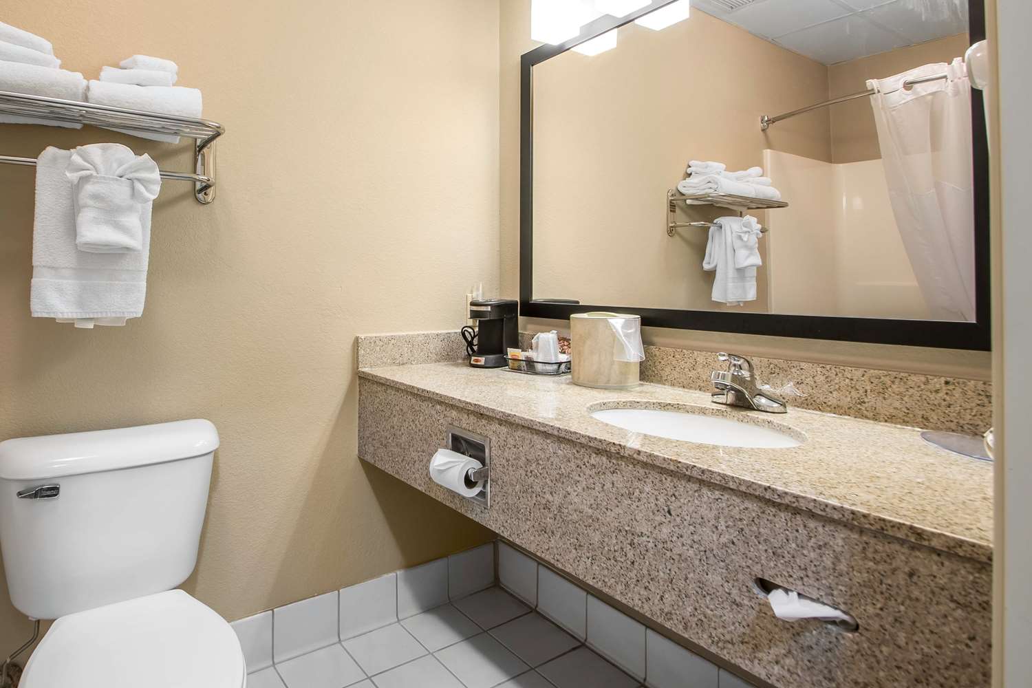 Quality Inn & Suites East Troy I-43 32/33