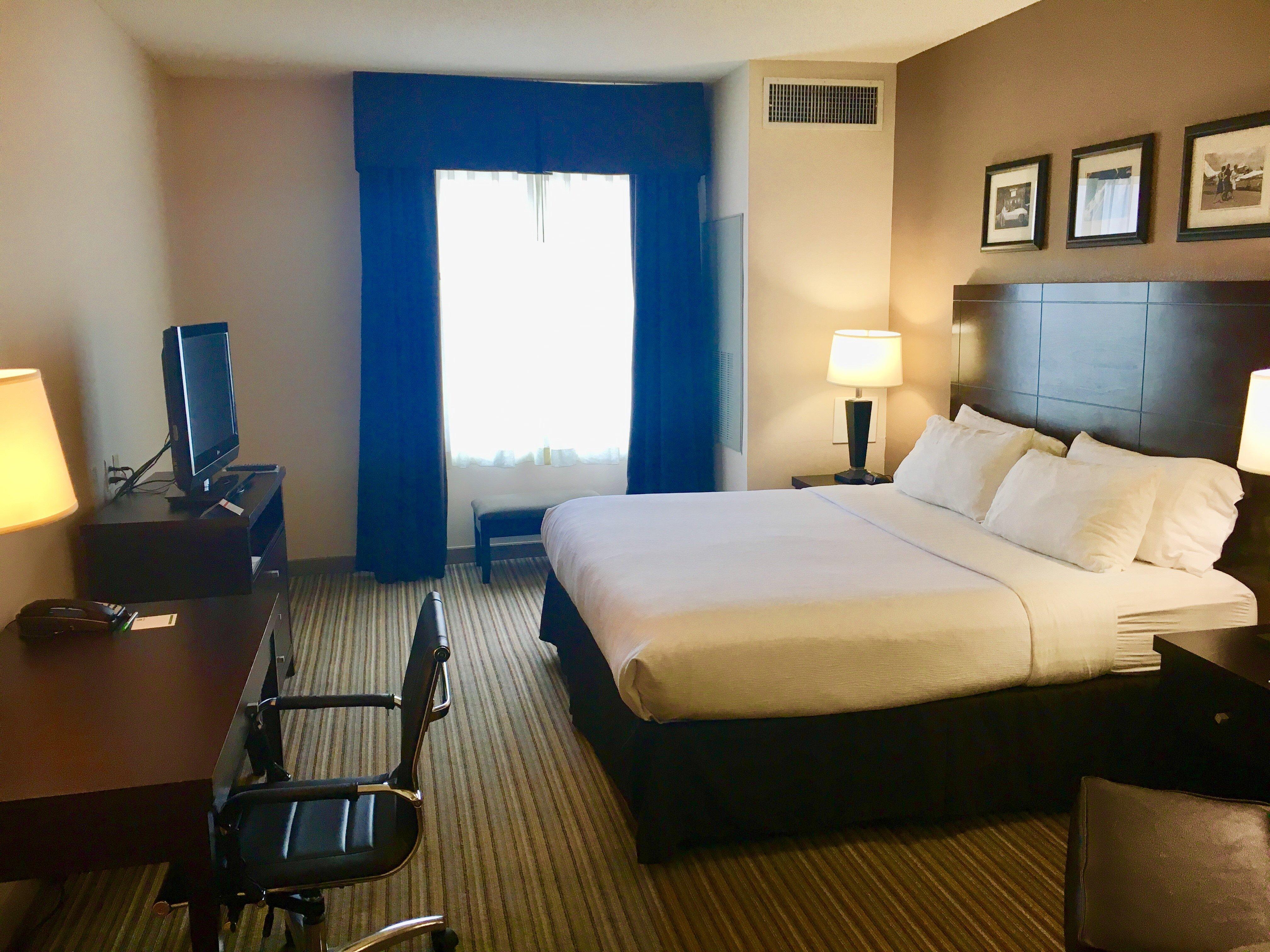 غرفة بسرير كينج