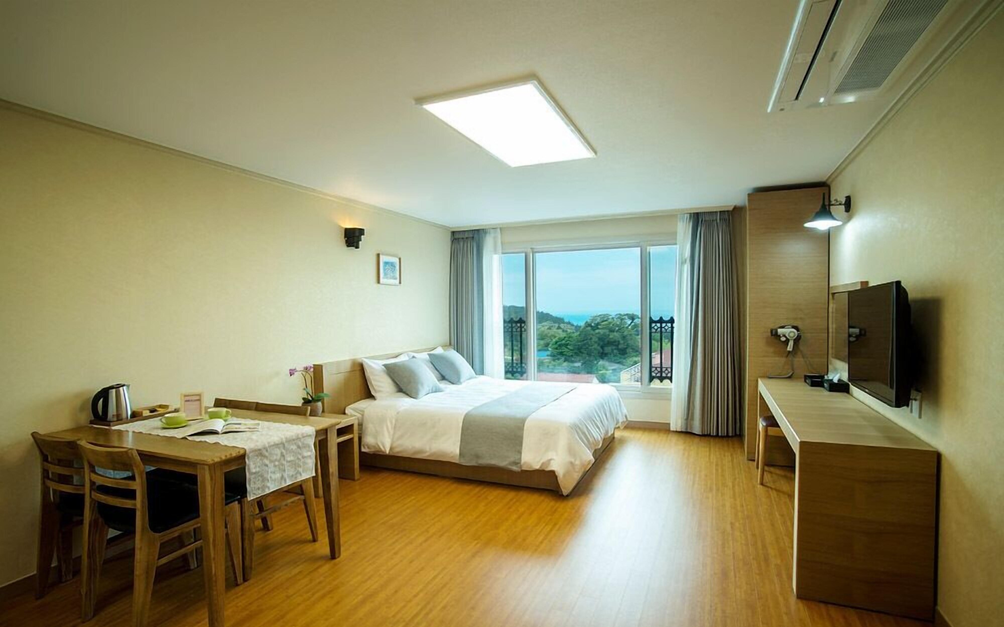 STANDARD, PARTIAL OCEAN VIEW, KITCHENETTE