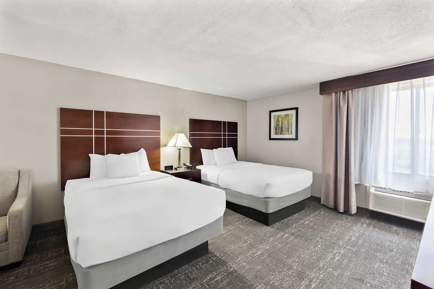 غرفة بسريرين مزدوجين مع أريكة، Best Western Luxbury Inn Fort Wayne 2/4
