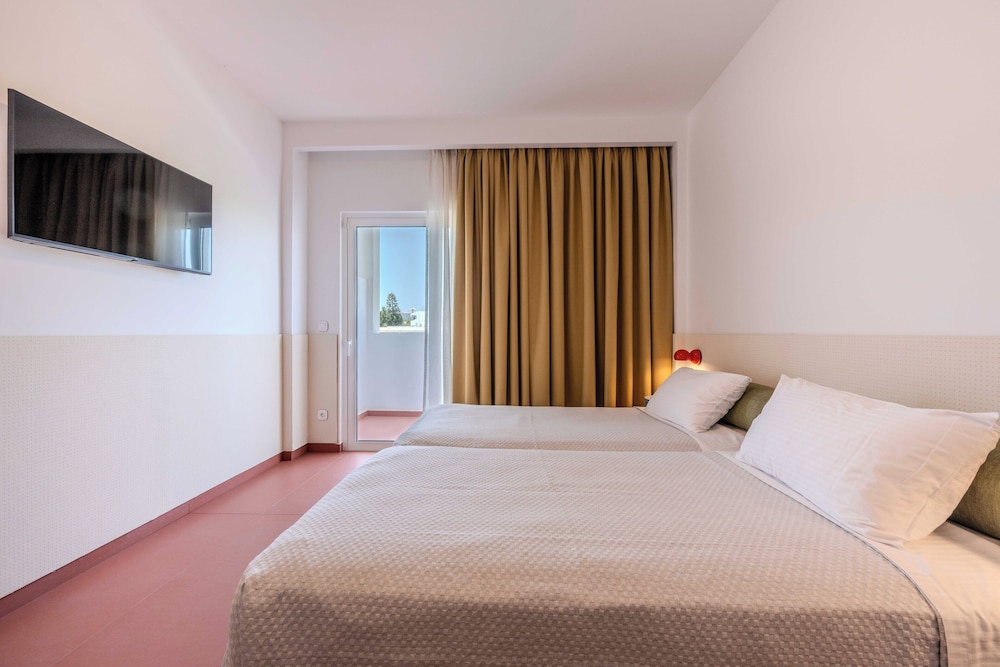 ROOM, KING BED, POOL VIEW