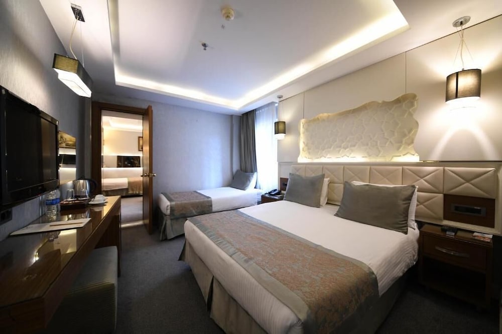 Connecting, Club, Basement, Queen and Twin Beds