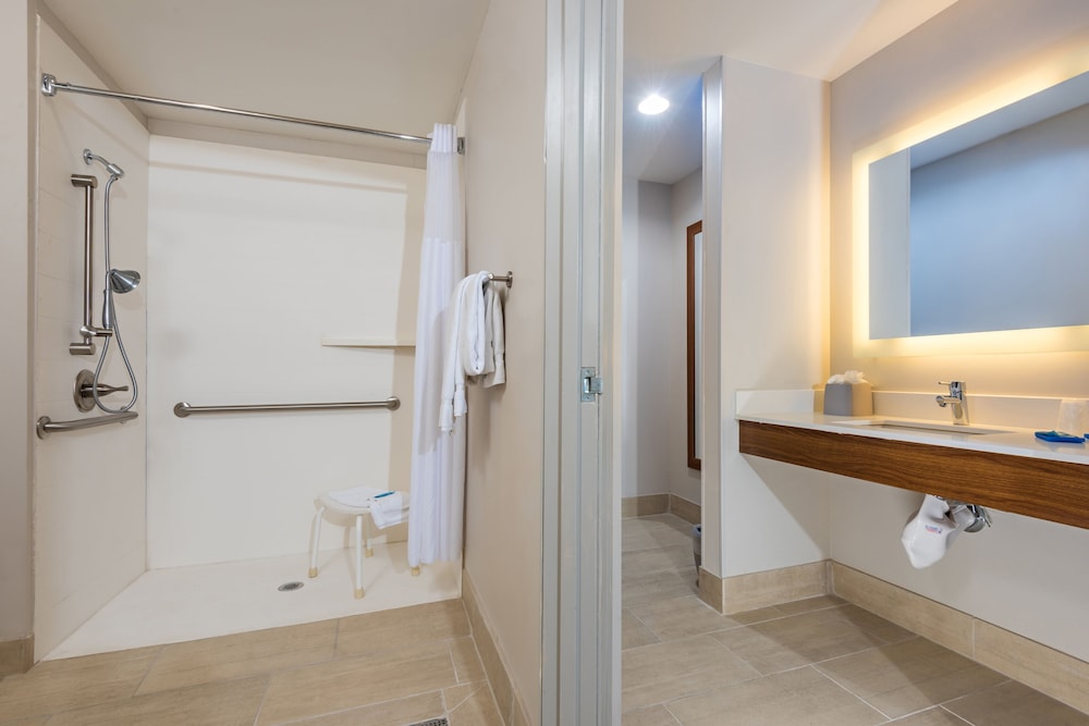Holiday Inn Express Hotel Suites Peoria North Glendale 18/60