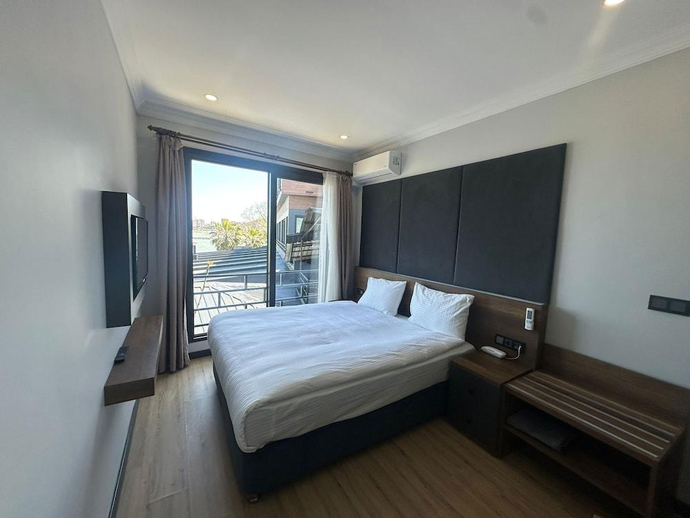 Senior, Single, Queen Bed