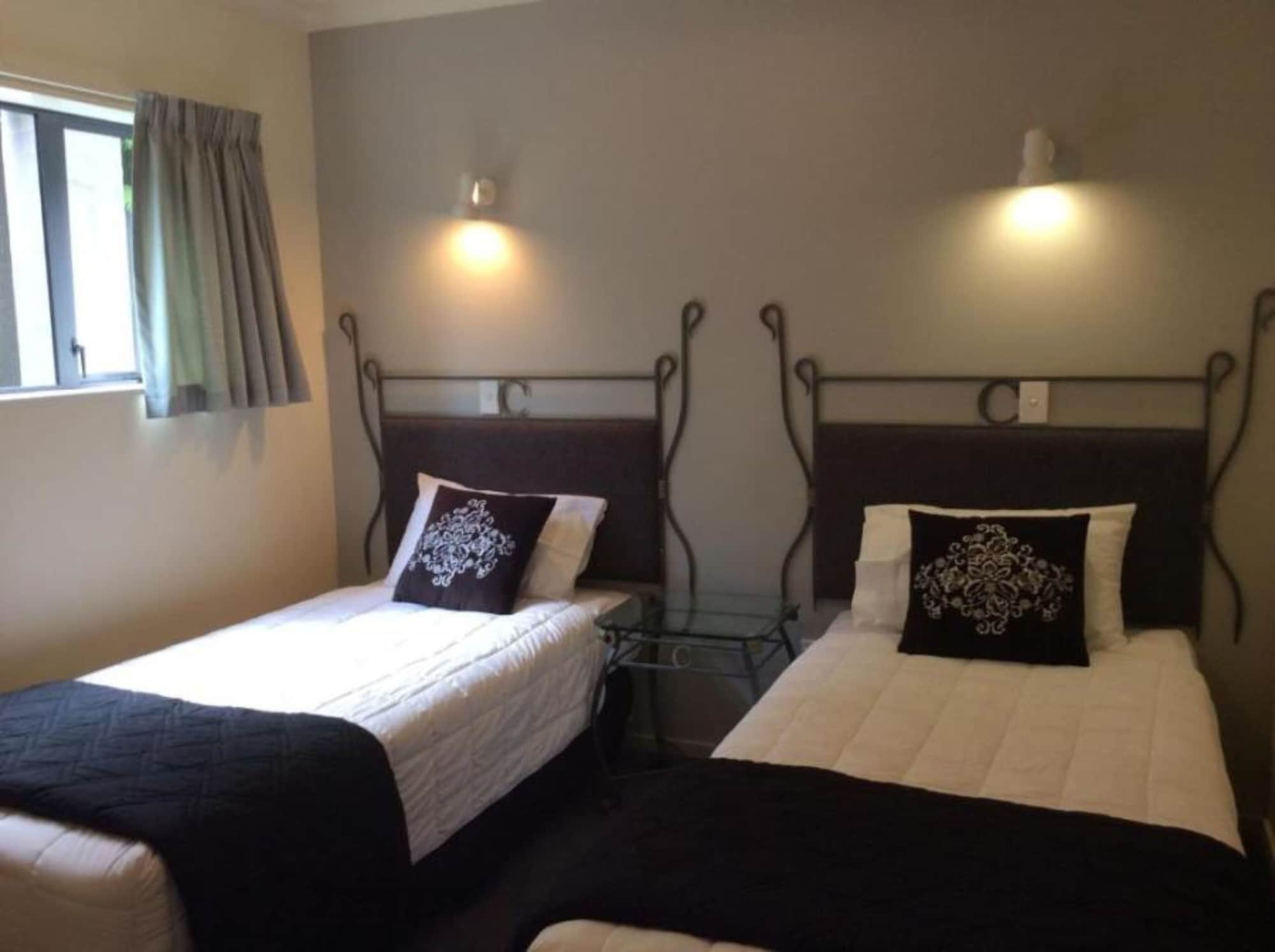 2 Bedrooms, Suite, Apartment, Queen and Twin Beds, Kitchenette