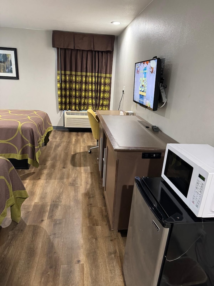 Executive Inn & Suites Baker 16/28