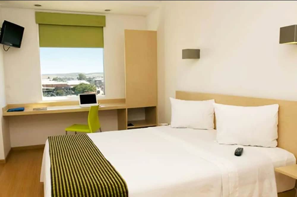 Standard, Queen Bed