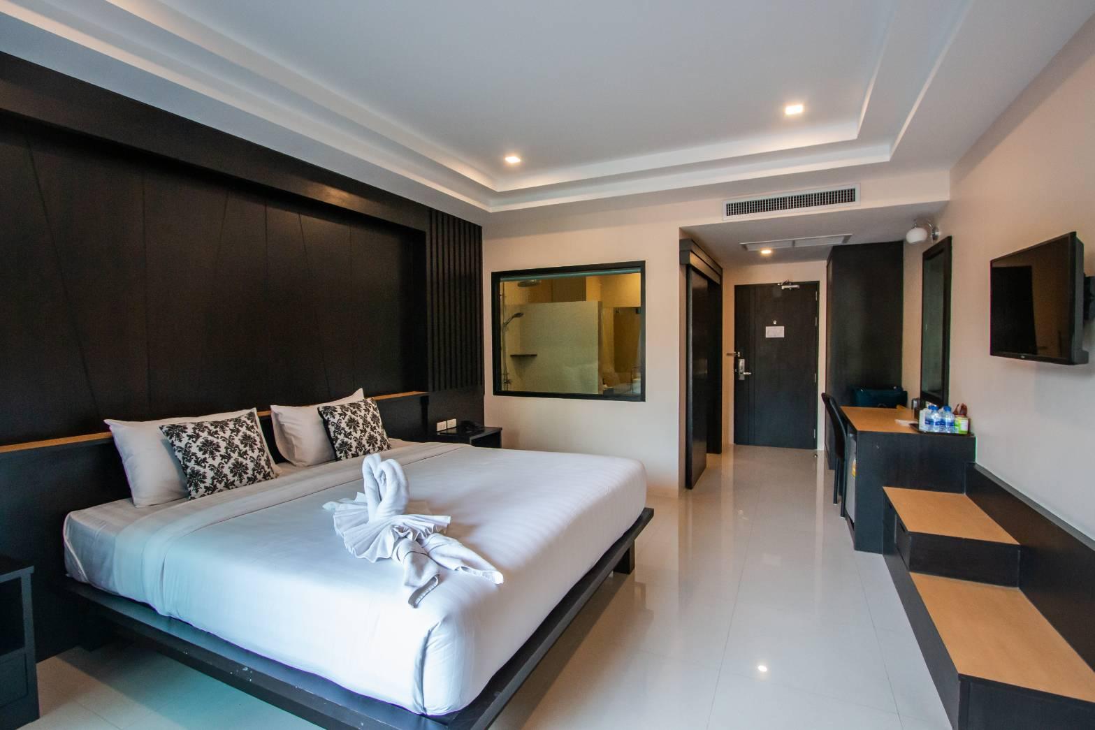 Family, Bathtub, Pool Access