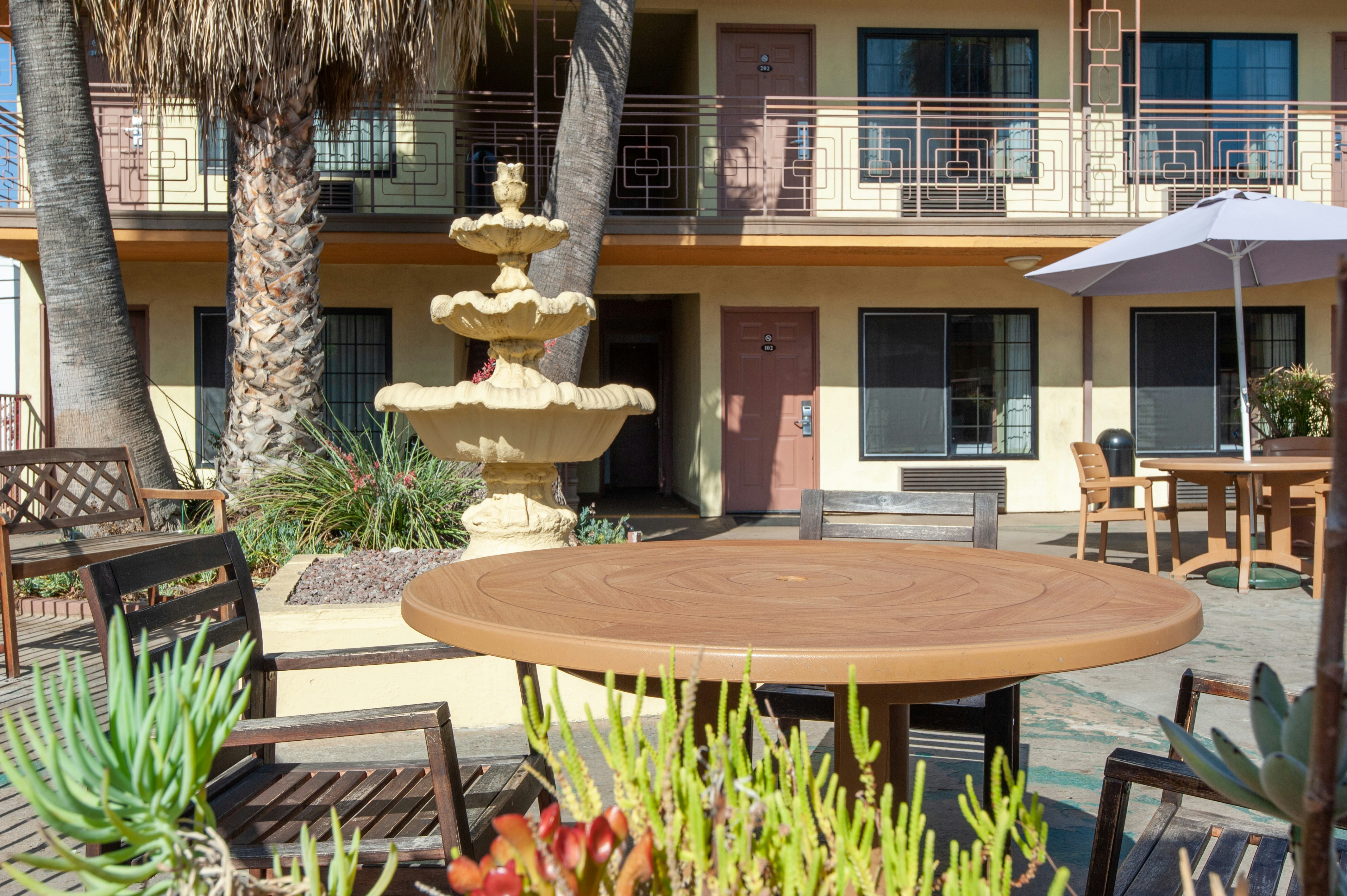 Studio City Court Yard Hotel 9/64