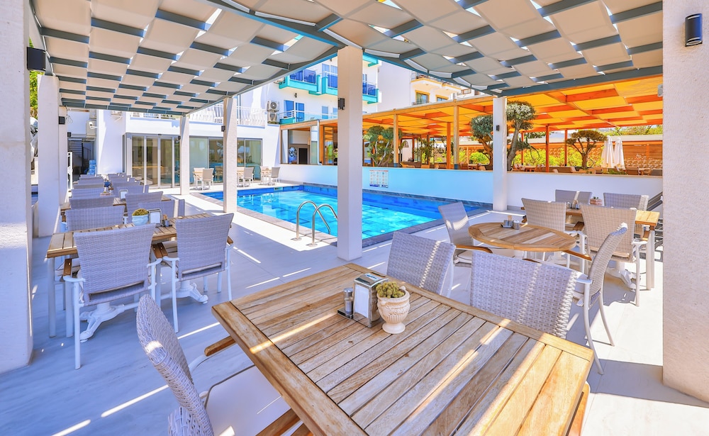 swimming pool spa