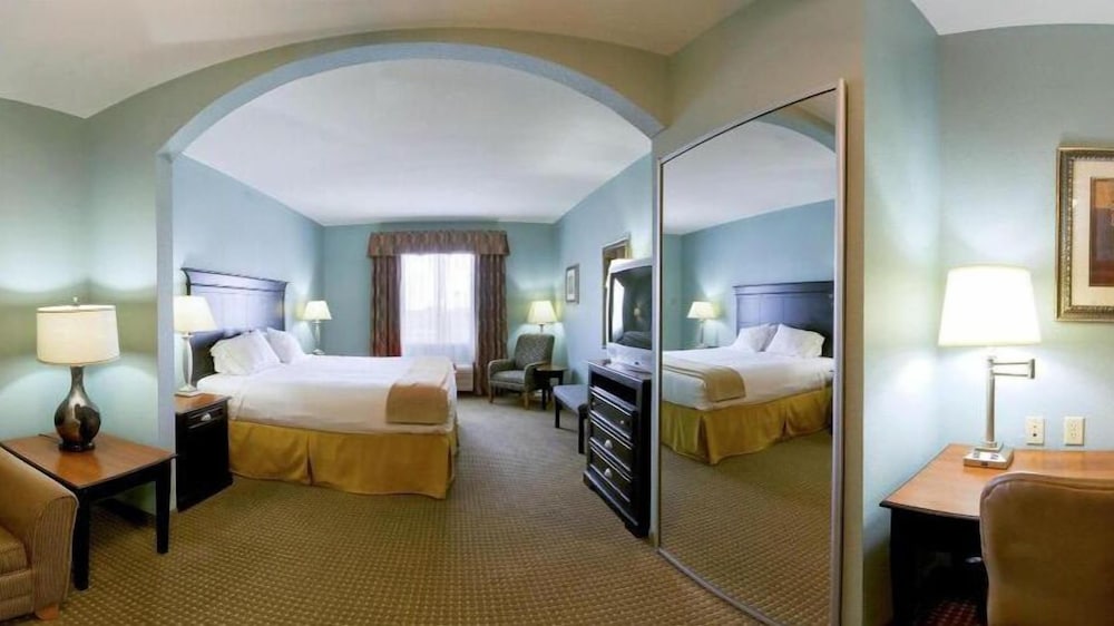 Holiday Inn Express Hotel & Suites Vernon College Area (HWY 287) 27/48