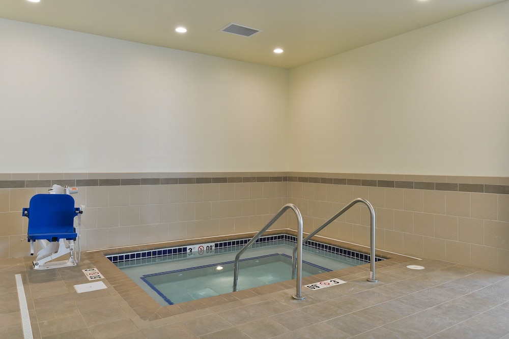 Comfort Inn and Suites Avera Southwest Sioux Falls SD 25/37