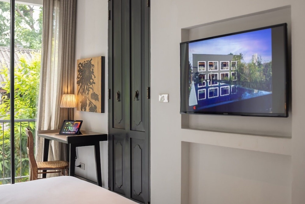 HOTEL DES ARTISTS PING SILHOUETTE 32/58