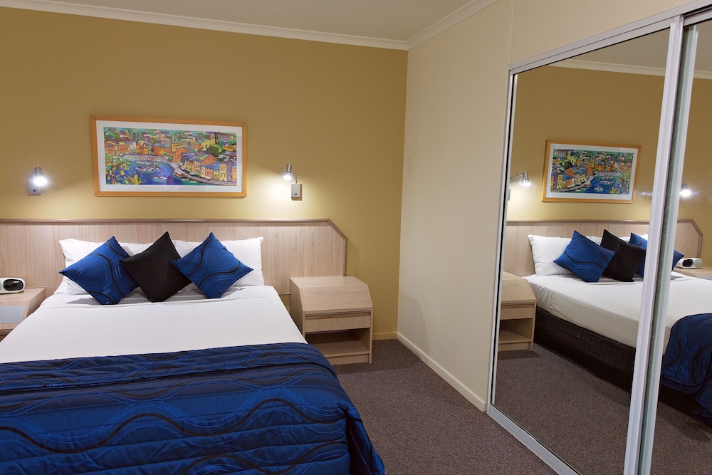 COURTYARD, TWIN BEDS