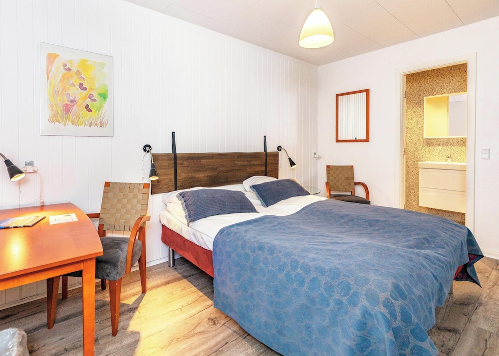 Motel, Economy, Queen Bed