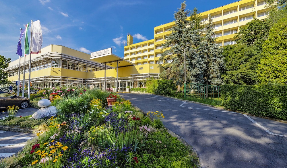 HUNGUEST HOTEL HELIOS 1/56