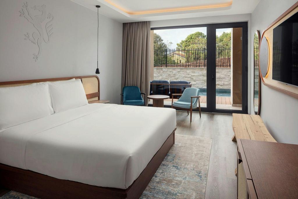 Infinity, Guest Room, King Bed, Pool Access